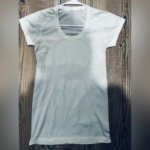 Women's Lululemon White Short Athletic Sleeve Top